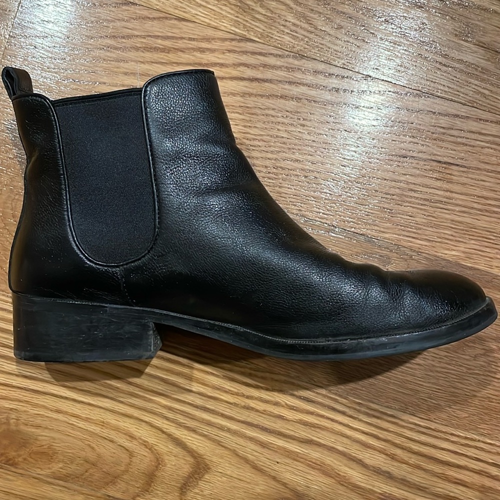 Black leather Colehaan Chelsea Boots
